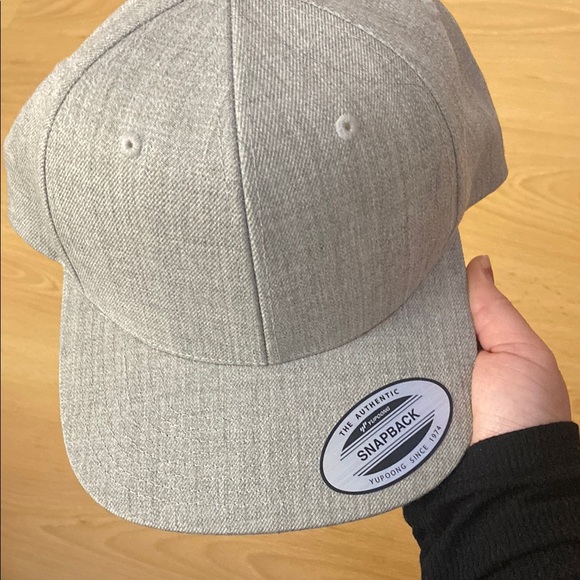Grey Snapback - Picture 2 of 3